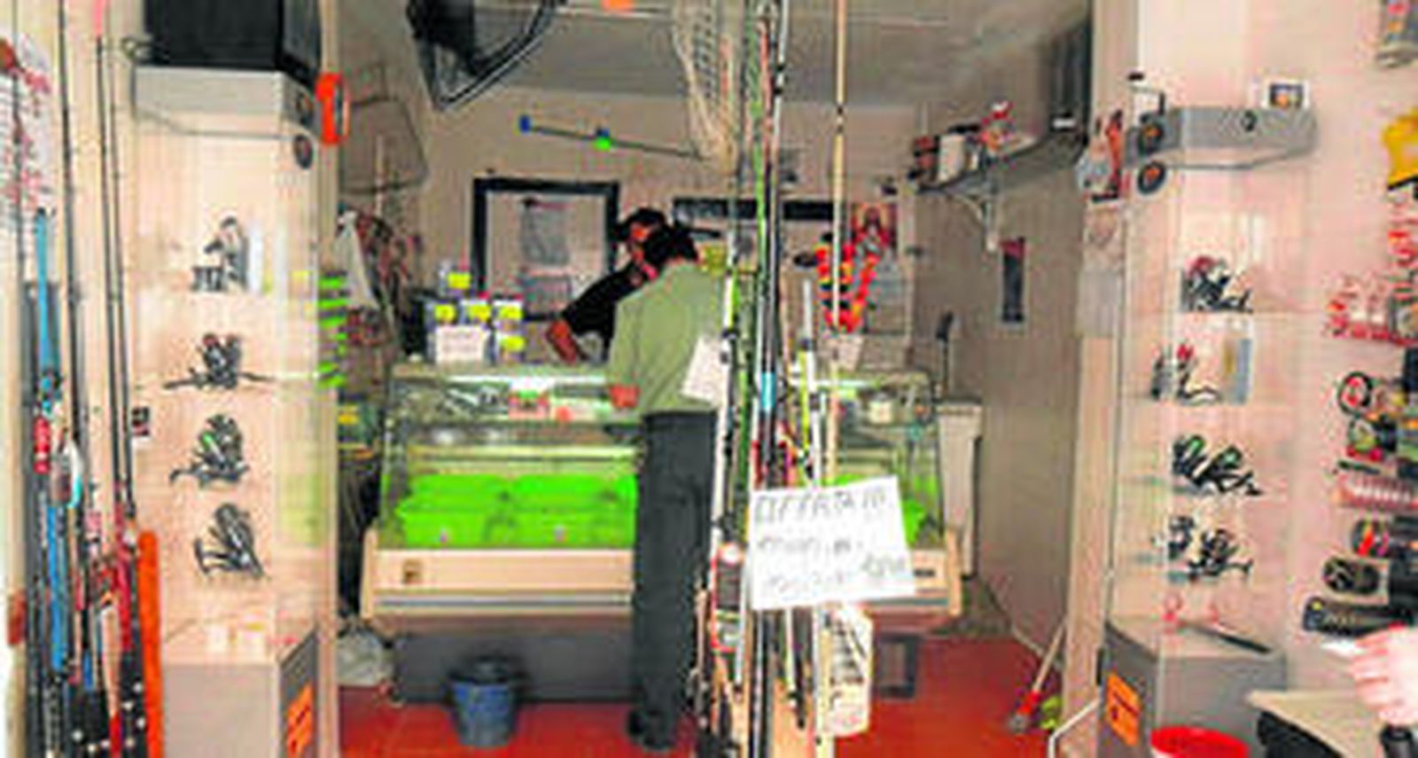 Un agente de la Guardia Civil, inspeccionando un negocio en San Fernando.