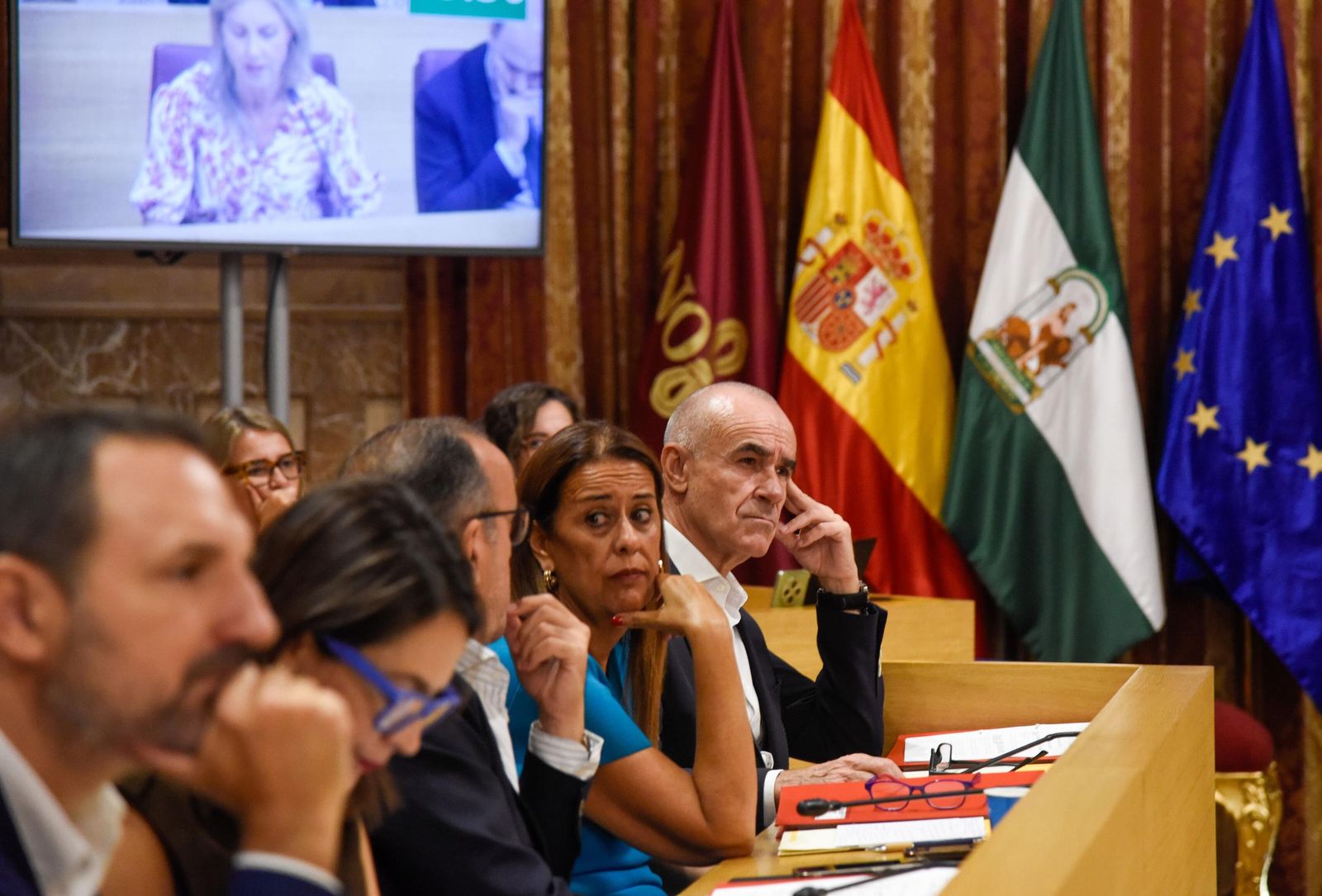 Muñoz en el Pleno de septiembre, con gesto pensativo y acompañado por sus compañeros de partido.