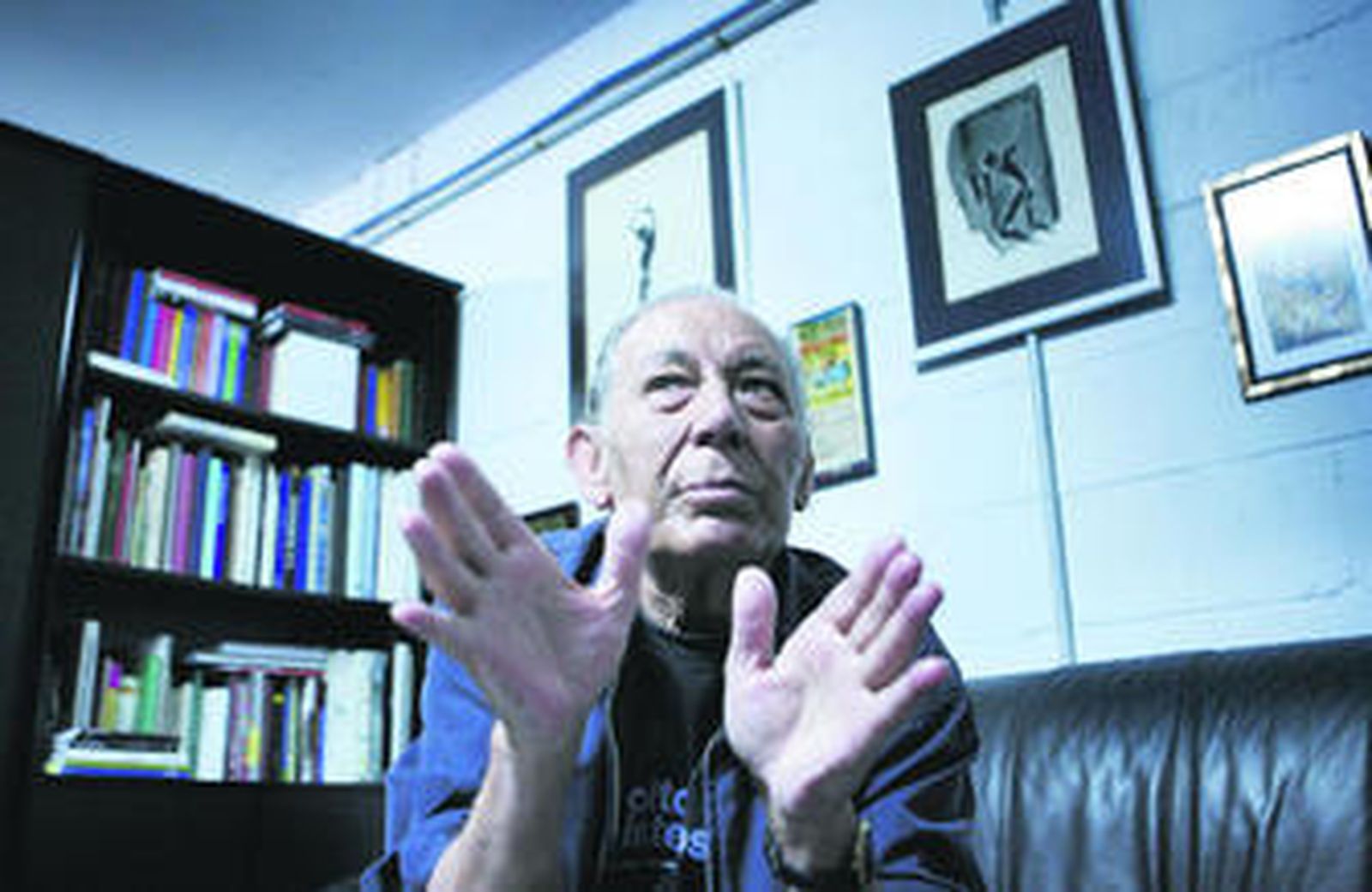 El dramaturgo sevillano en su despacho del teatro del Polígono Hytasa que lleva su nombre.