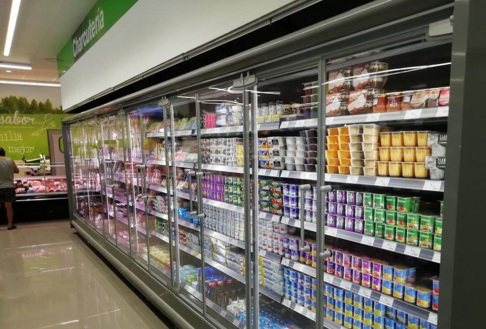 Uno de los pasillos del nuevo supermercado de Palenciana.