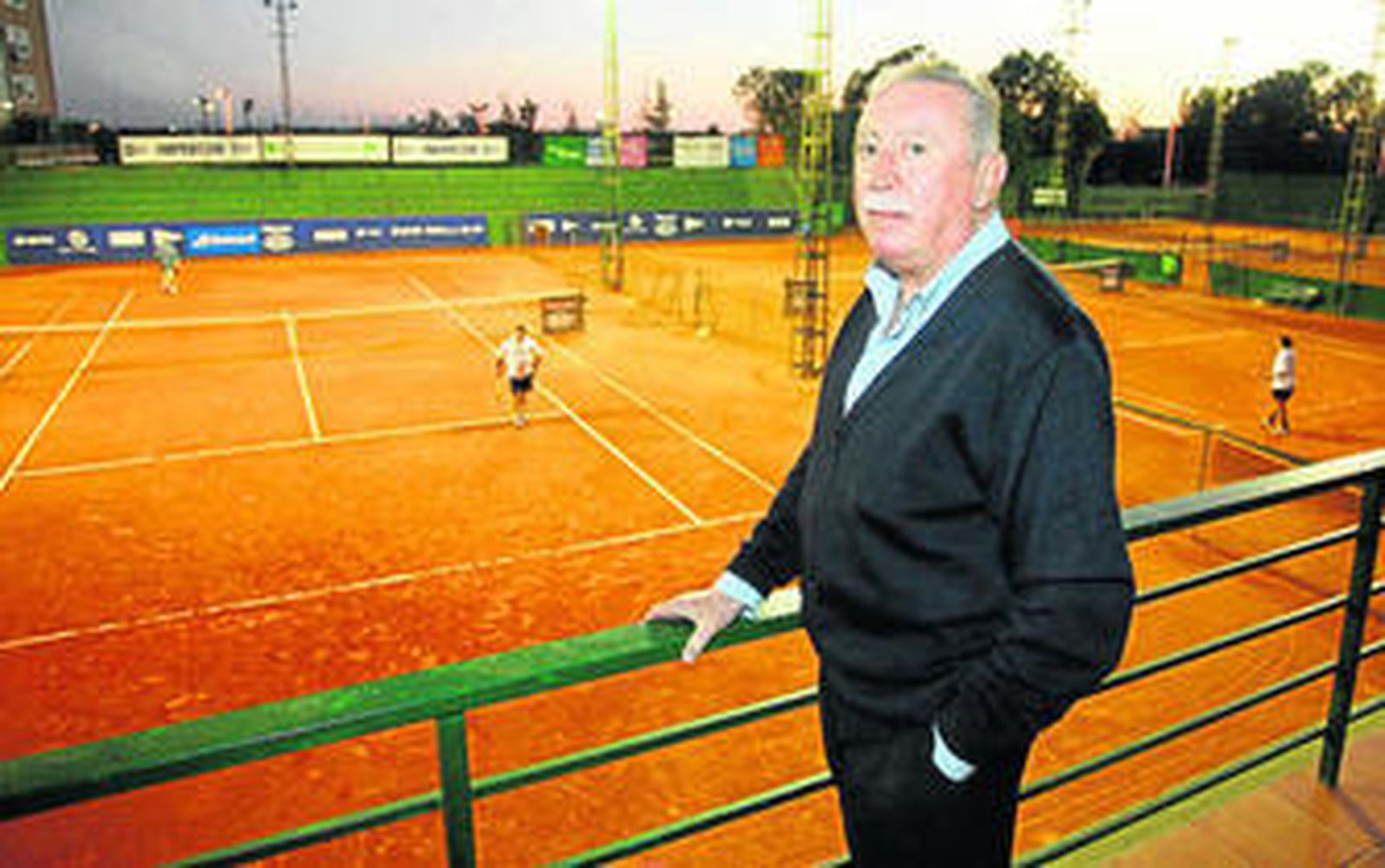 Jesús Jimeno posa en las instalaciones del club, muy cerca de las pistas de tenis.
