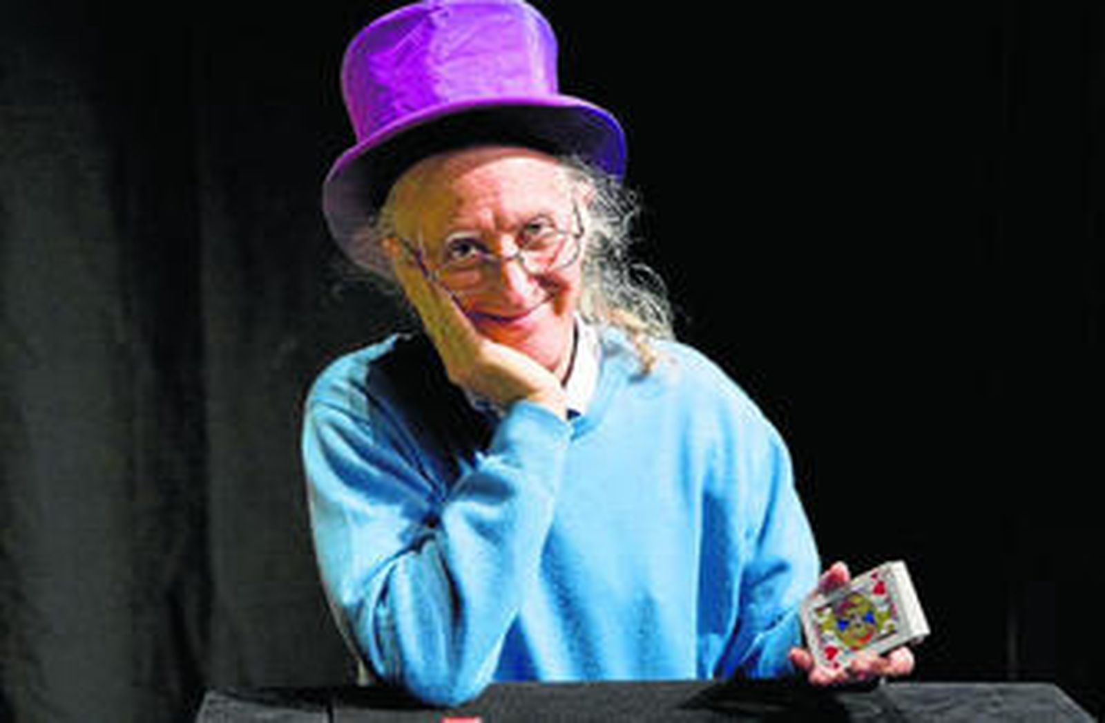 Juan Tamariz y su inseparable baraja.