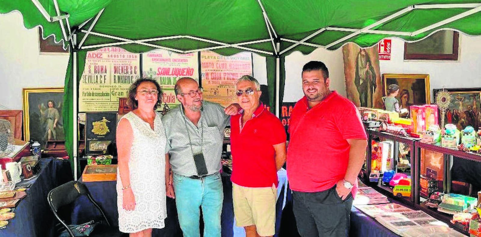 Los anticuarios y coleccionistas Toñi del Castillo, Pepe Jiménez, Diego de la Rosa y Sergio Rosendo, durante la inauguración del mercado benéfico de antigüedades y coleccionismo, en el claustro del convento de Santo Domingo.
