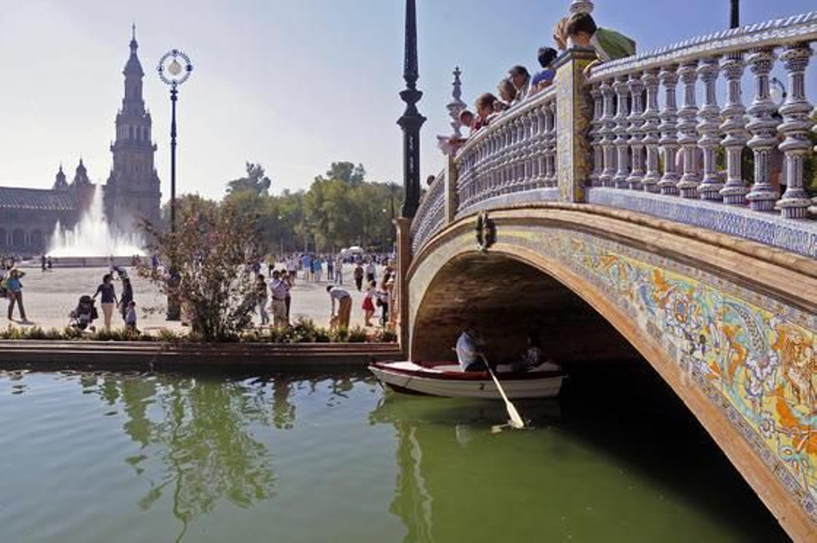 Los sevillanos disfrutan de la "nueva" Plaza de España.

Foto: Juan Carlos Vázquez