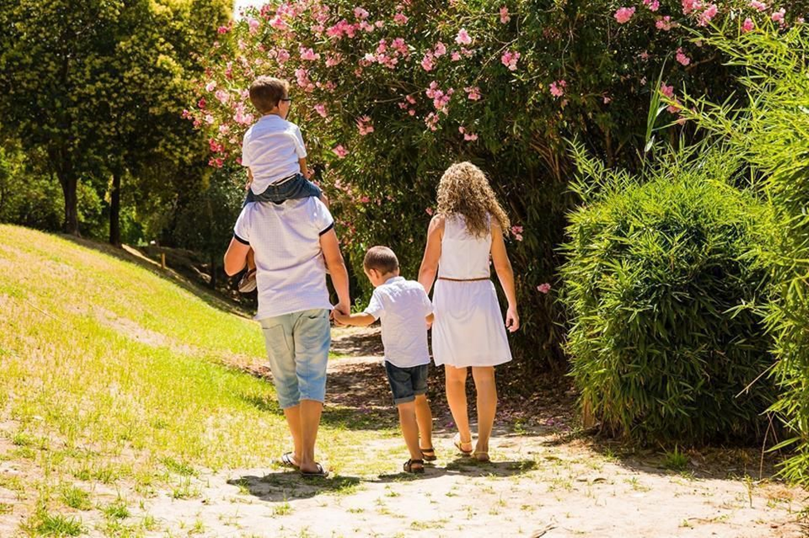 La familia del menor de La Carlota, en una foto facilitada por la madre.