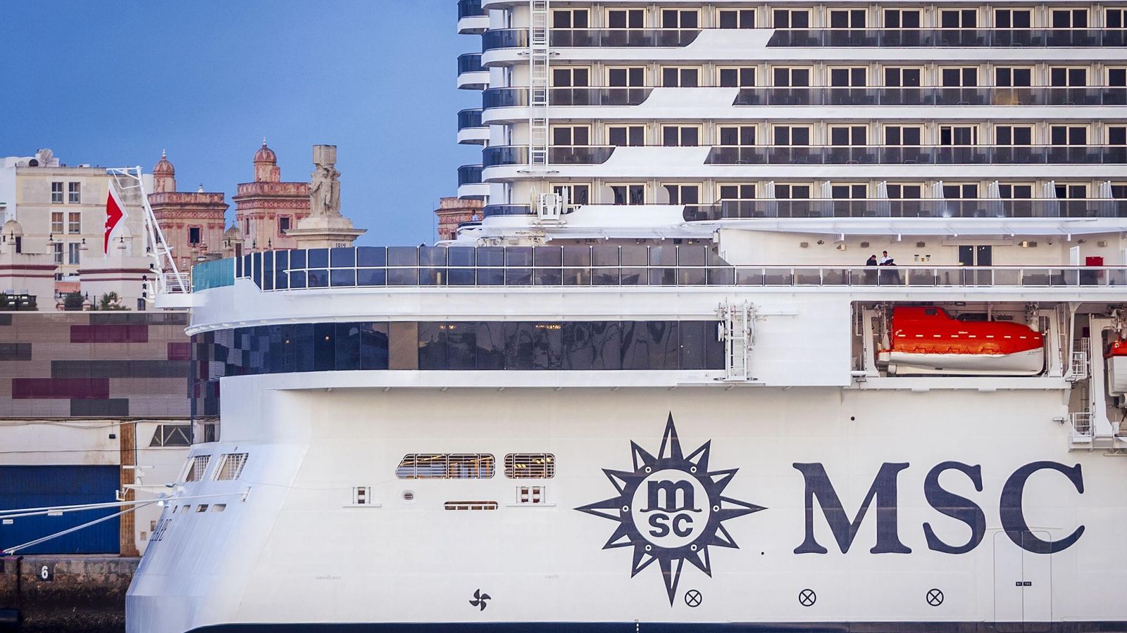Un buque de la flota de MSC Cruceros durante una de sus escalas en el puerto de Cádiz Un buque de la flota de MSC Cruceros durante una de sus escalas en el puerto de Cádiz