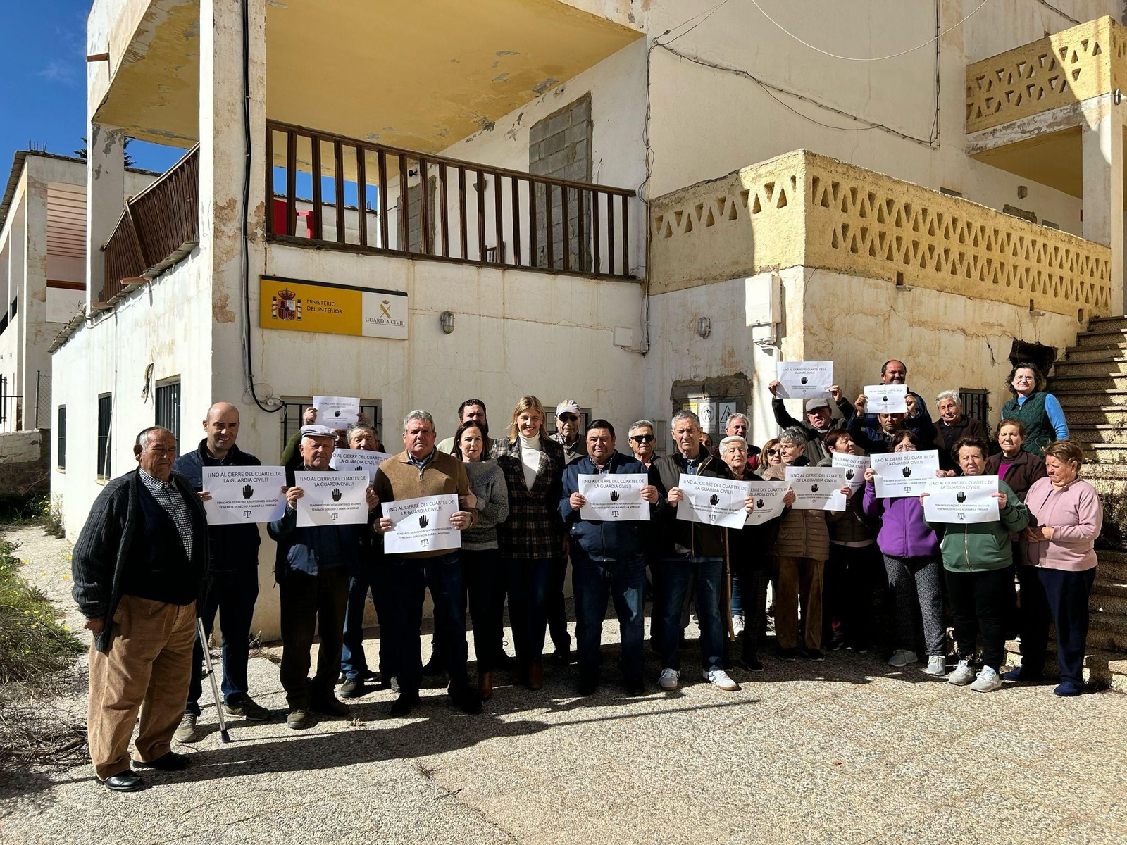 Concentración de los vecinos de Murta y Turón contra el cierre del cuartel