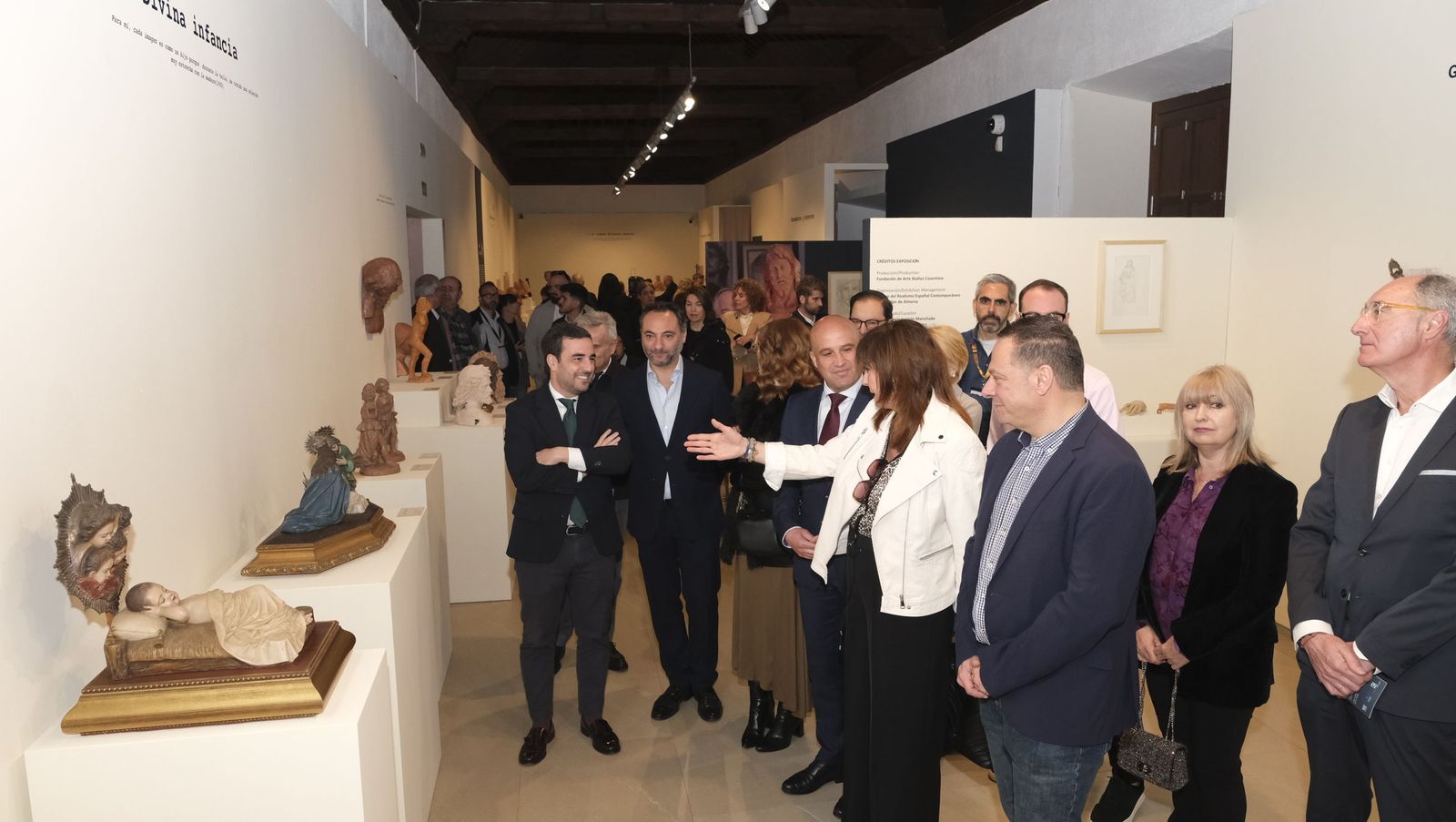 José Antonio García Alcaina junto a los comisarios y la viuda del artista visitando la exposición.