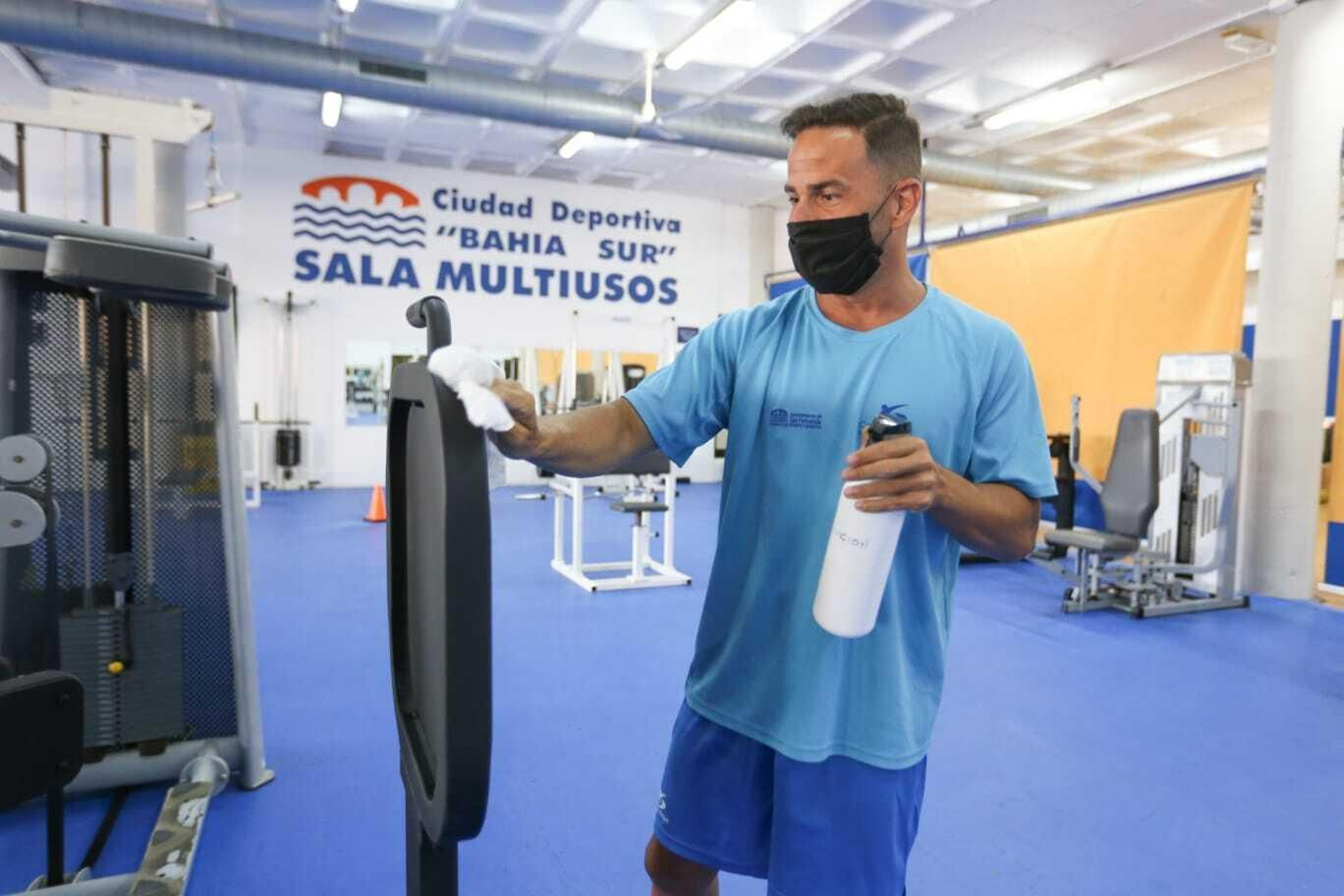 Uno de los trabajadores de la ciudad deportiva de Bahía Sur, tras la apertura de las instalaciones en mayo.