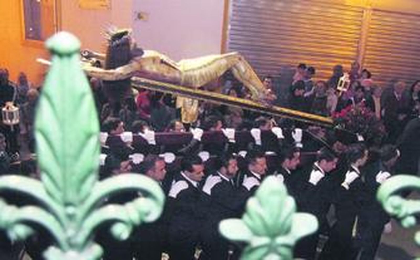 Un momento del vía crucis celebrado anoche.