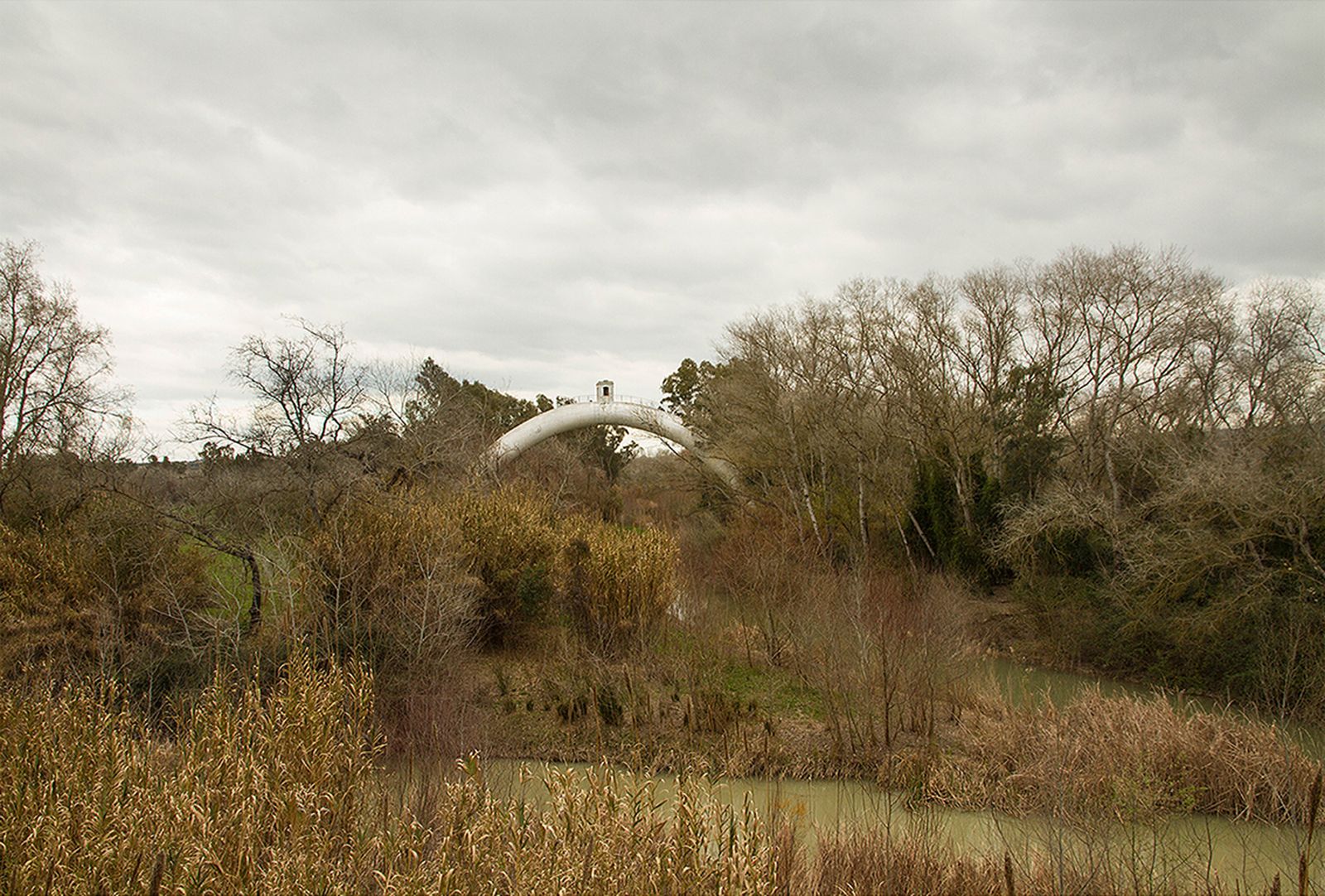 Uno de los paisajes de Moreno Carretero: el sifón entre los ríos Majaceite y Guadalete, en Arcos de la Frontera.