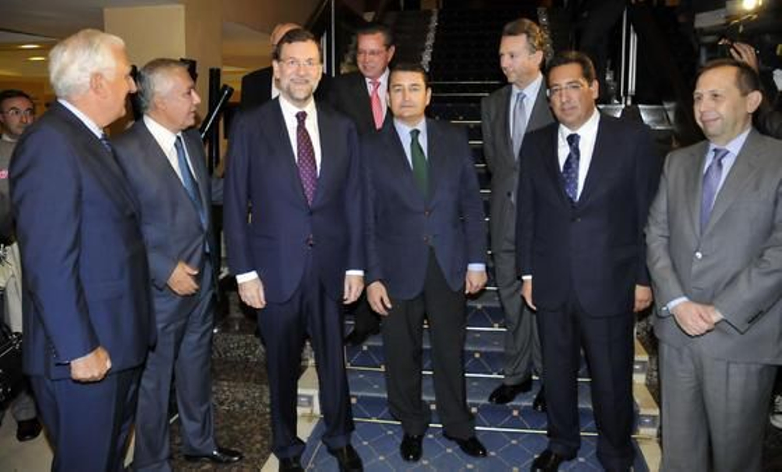 El presidente de la CEA, Santiago Herrero; el presidente del PP-A, Javier Arenas; el presidente del PP, Mariano Rajoy; el secretario general del PP-A, Antonio Sanz; José Joly, presidente del Grupo Joly; Antonio Pulido, presidente de Cajasol, y José Antonio Carrizosa, director de 'Diario de Sevilla' y director de Publicaciones del Grupo Joly.

Foto: Juan Carlos Vazquez / Victoria Hidalgo