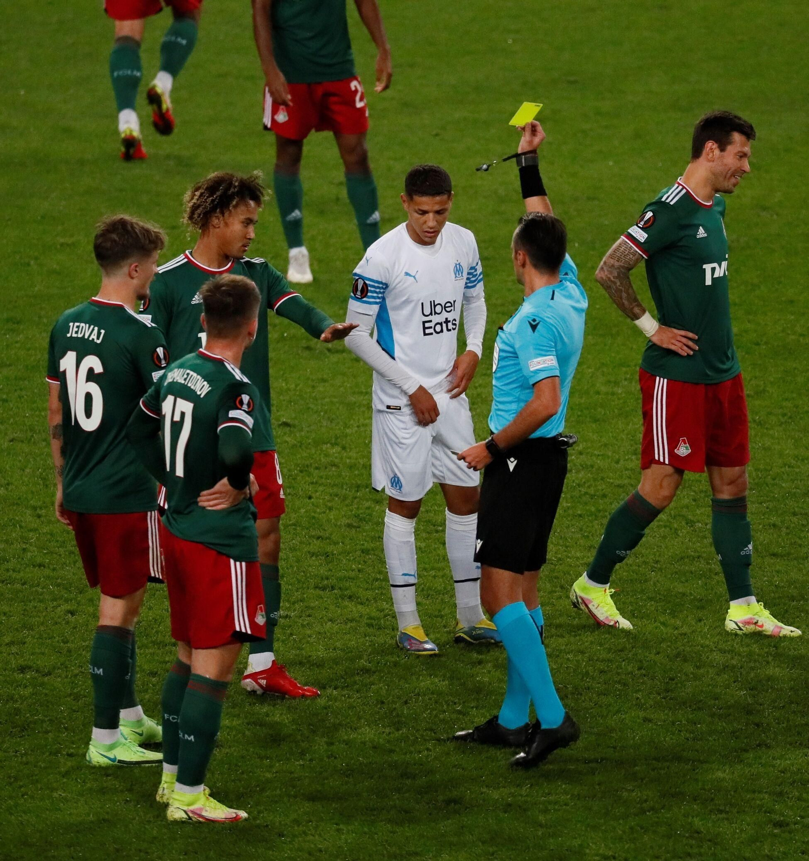 Irfan Peljto muestra una amarilla en un Lokomotiv-Marsella de Liga Europa. Irfan Peljto muestra una amarilla en un Lokomotiv-Marsella de Liga Europa.