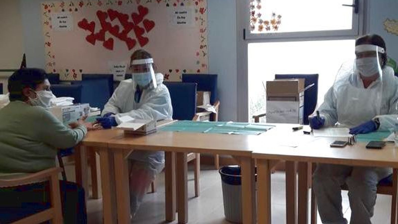 Las enfermeras gestoras de casos durante la realización de test serológicos en una residencia de mayores.