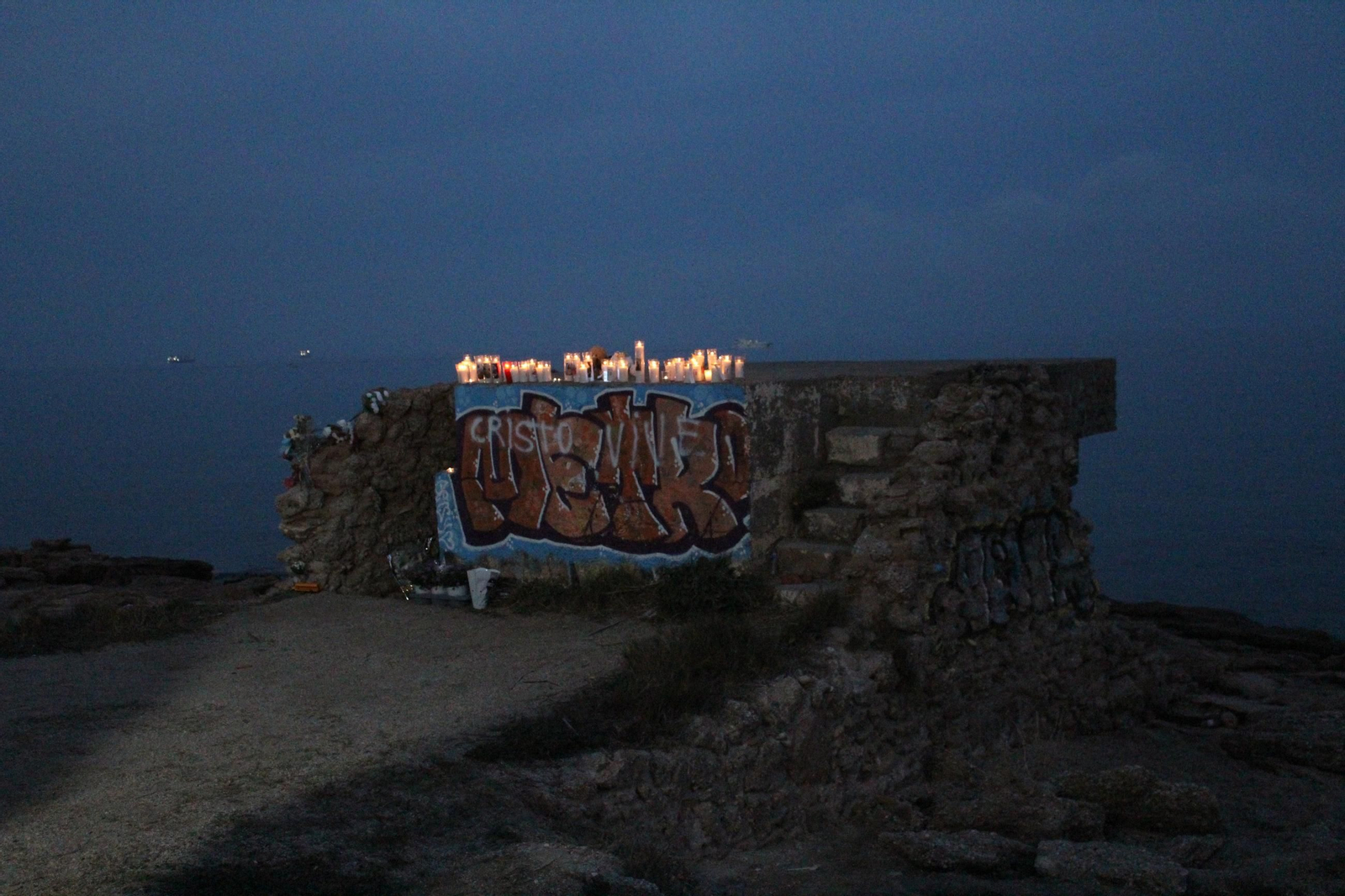 Garrucha rinde homenaje a Lucca con velas y flores en el lugar dnde apareció su cadáver