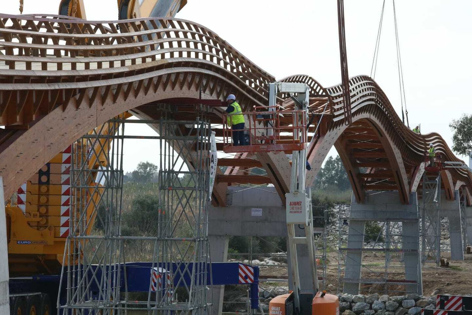 La recta final de la instalación de la pasarela del Guadalhorce, en fotos