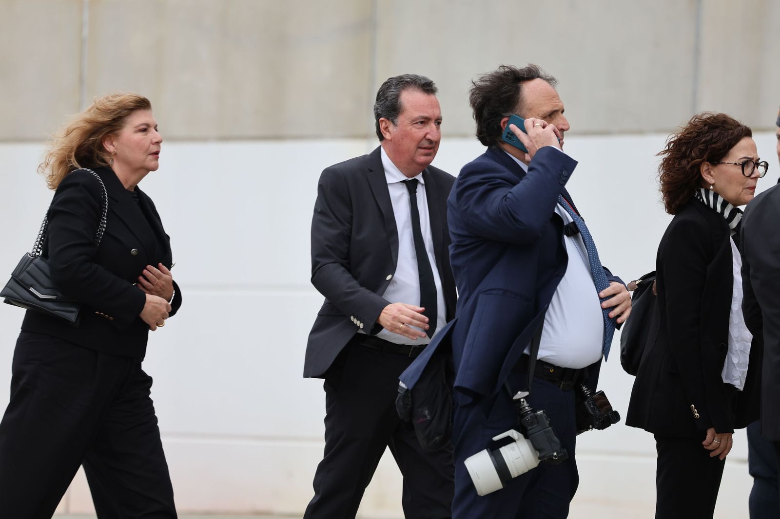 Fotografías de la llegada de Juanma Moreno, Feijóo y todas las autoridades al funeral por las víctimas de Adamuz en Huelva