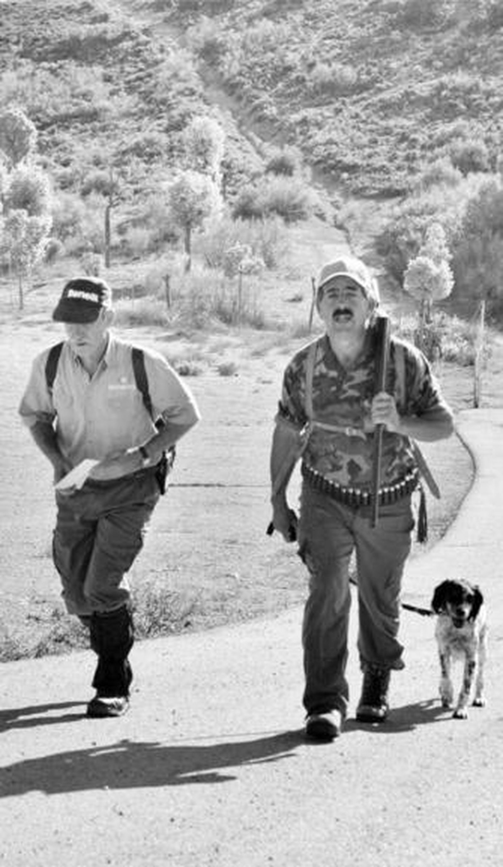Un cazador se dirige hacia un coto, en imagen de archivo.