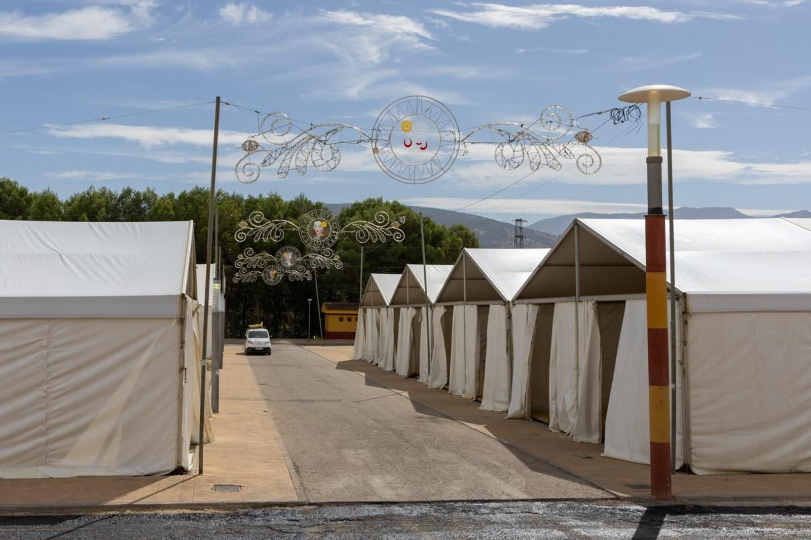 Montaje de casetas de la Feria de San Lucas, en imágenes