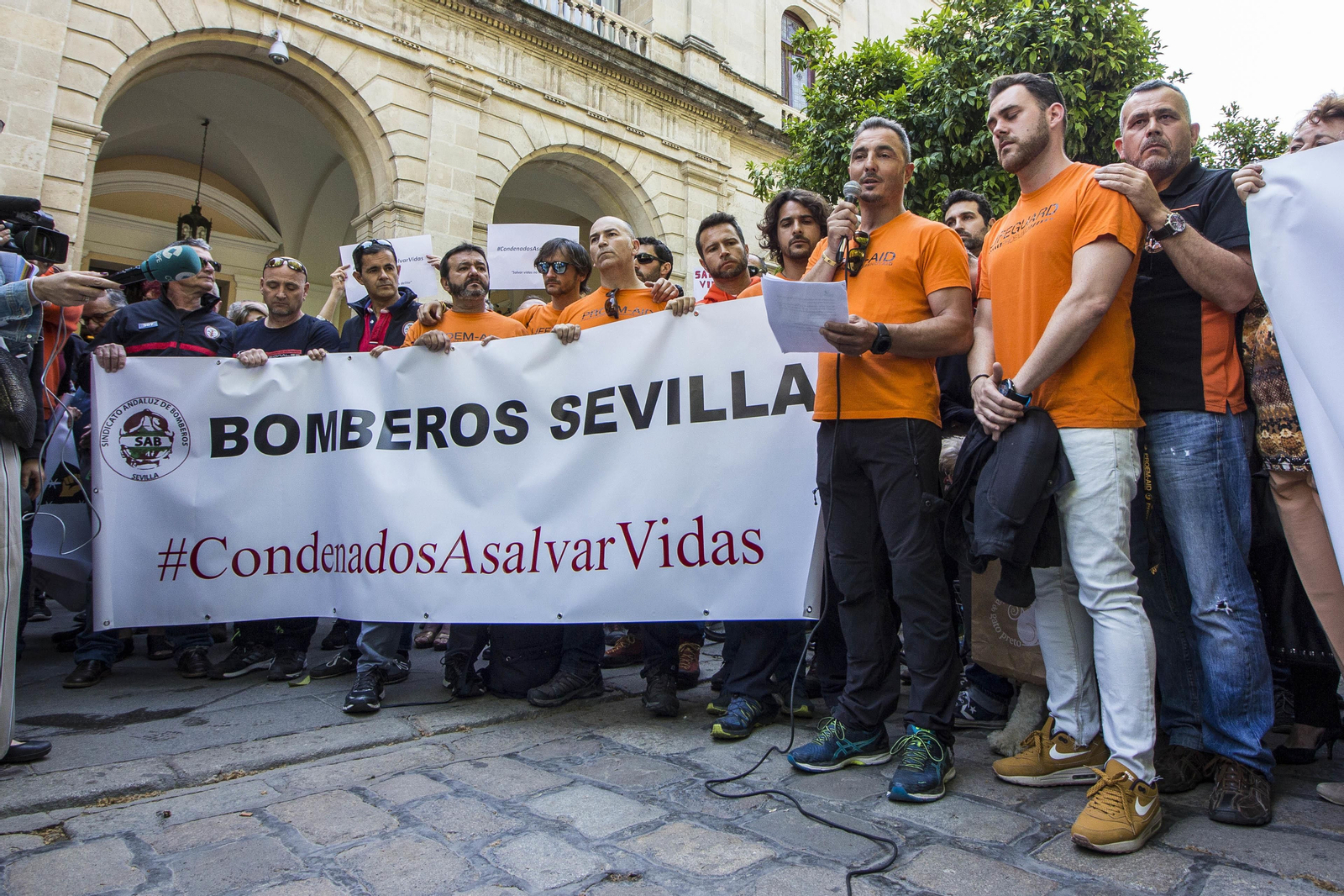 Concentración masiva por los bomberos a las puertas del Ayuntamiento