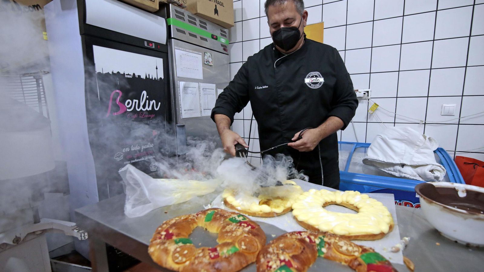 Juan Carlos Ibáñez, de Pastelería Berlín, preparando roscones.