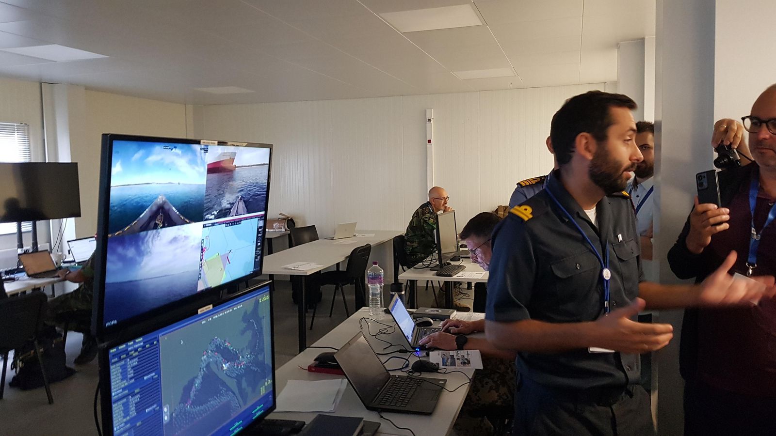 Puesto de mando y control NAIAD situado en tierra, en el centro de experimentación del Dynamic Messenger.