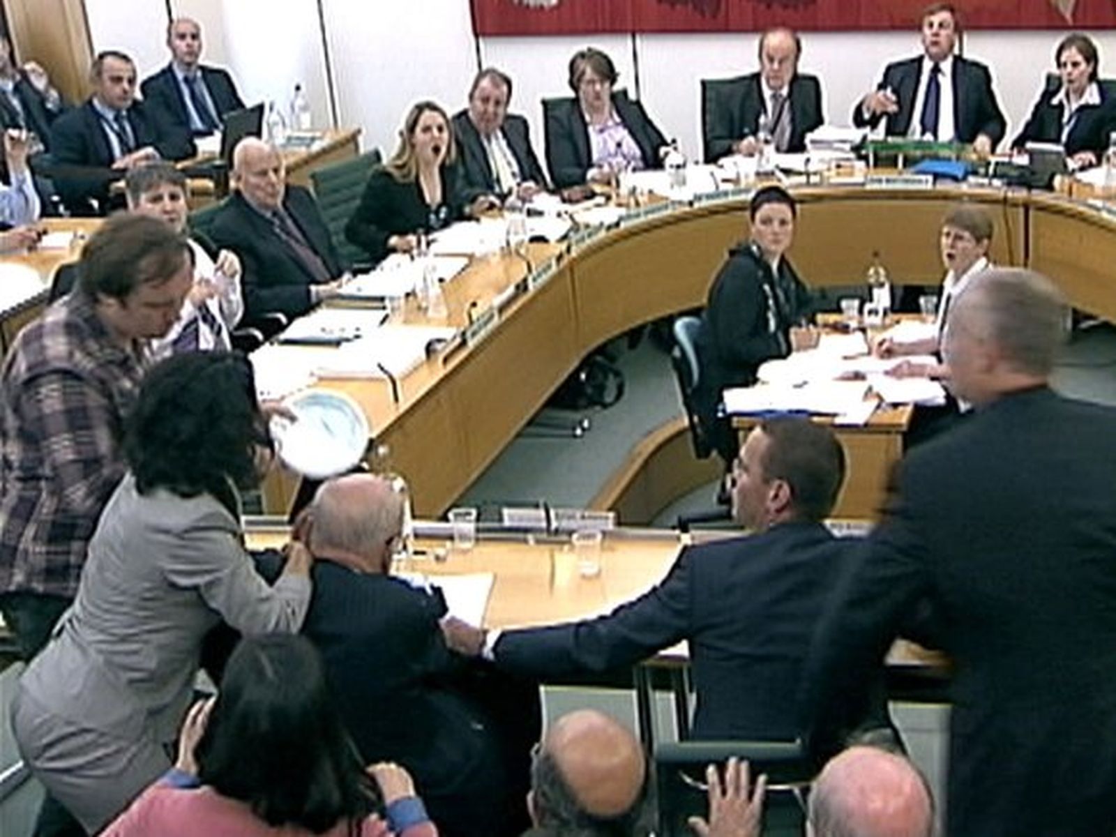 Un "avergonzado" Murdoch niega ser el responsable de las escuchas ilegales