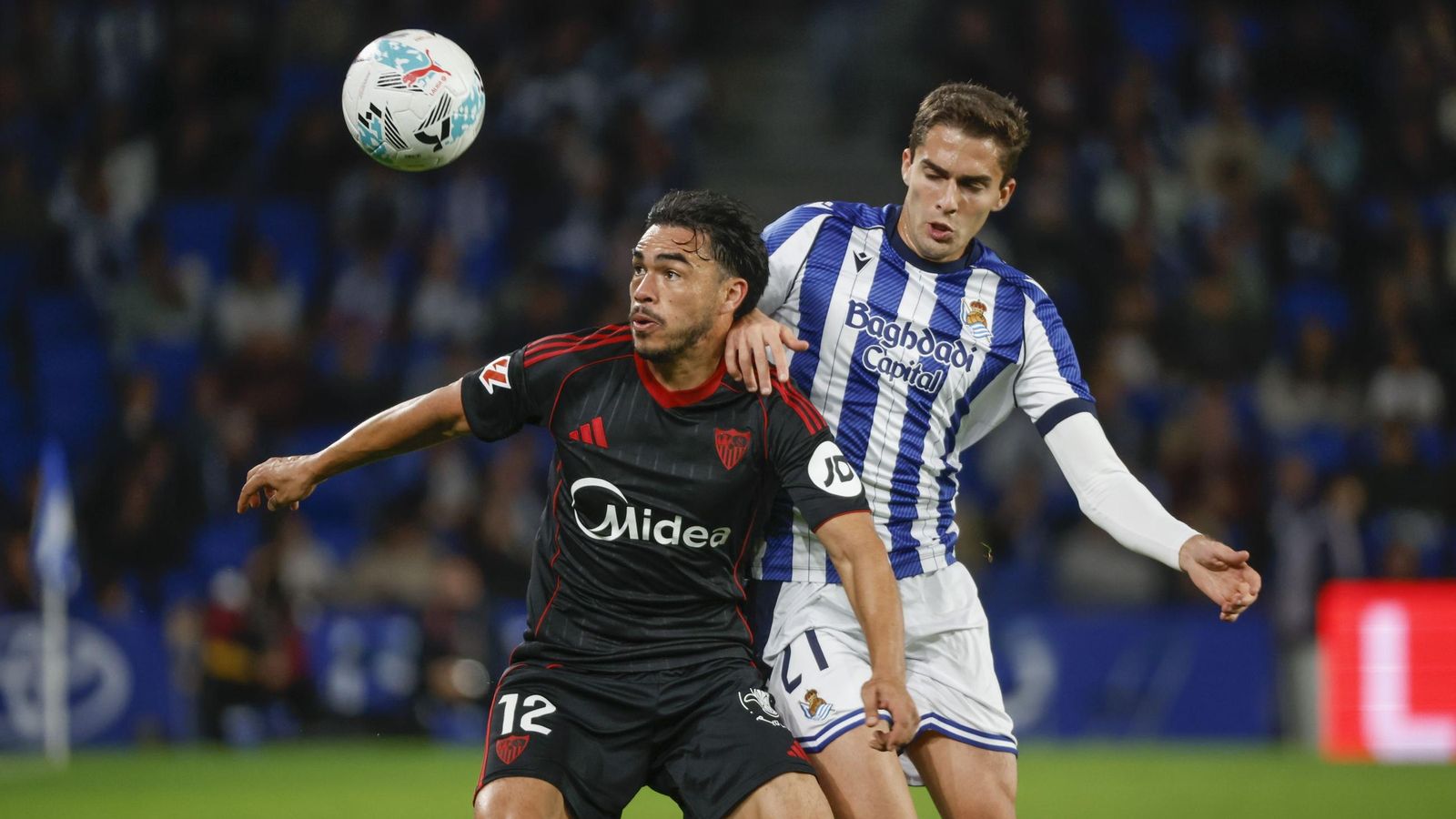 Zajarián hostiga a Suazo en un lance del partido.