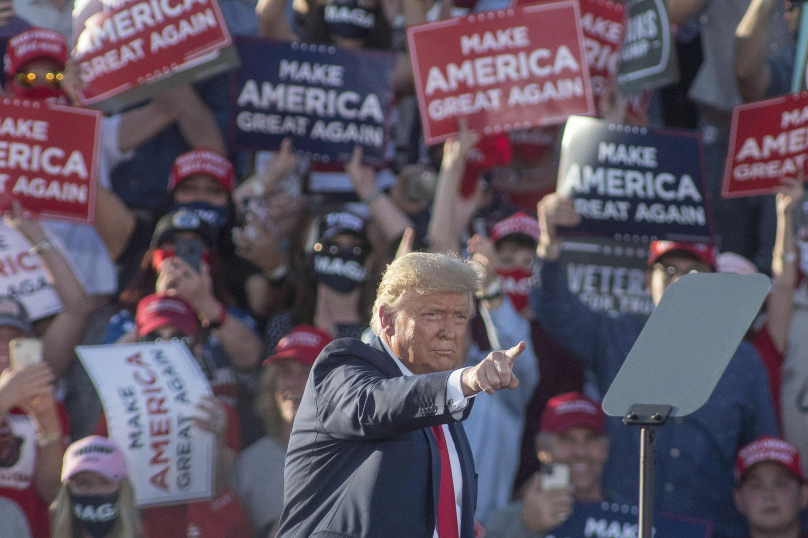 El presidente de EEUU, Donald Trump, gesticula ante sus seguidores en un acto el lunes en Tucson, Arizona.