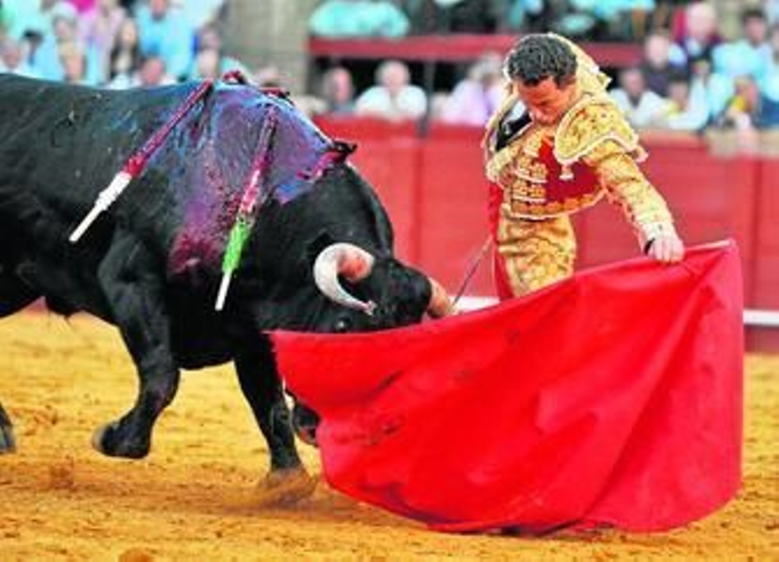 Rafael Rubio 'Rafaelillo', en un natural al sexto toro de Miura.