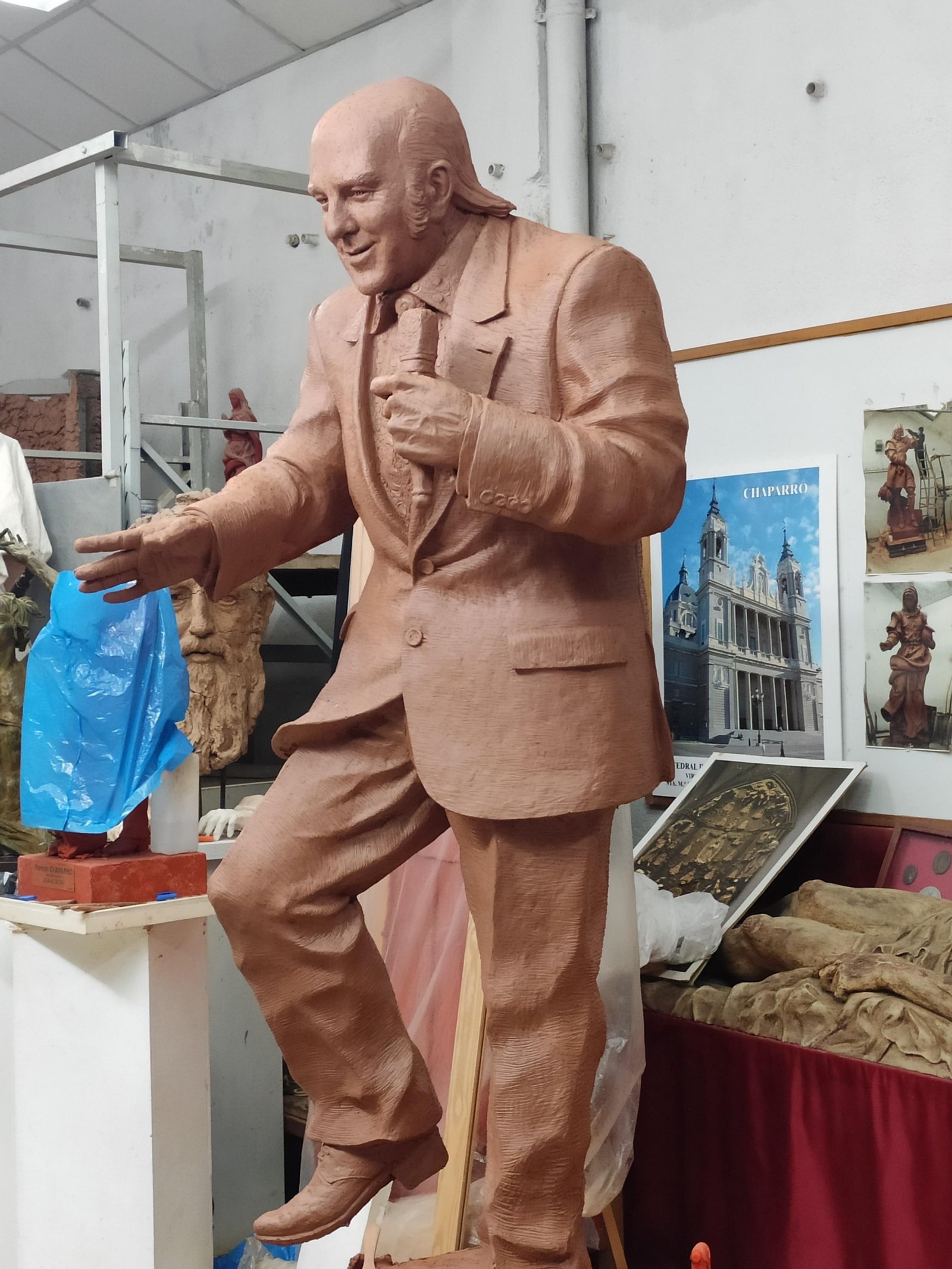 Presentan la escultura de dos metros de Chiquito de Calzada. Presentan la escultura de dos metros de Chiquito de Calzada.