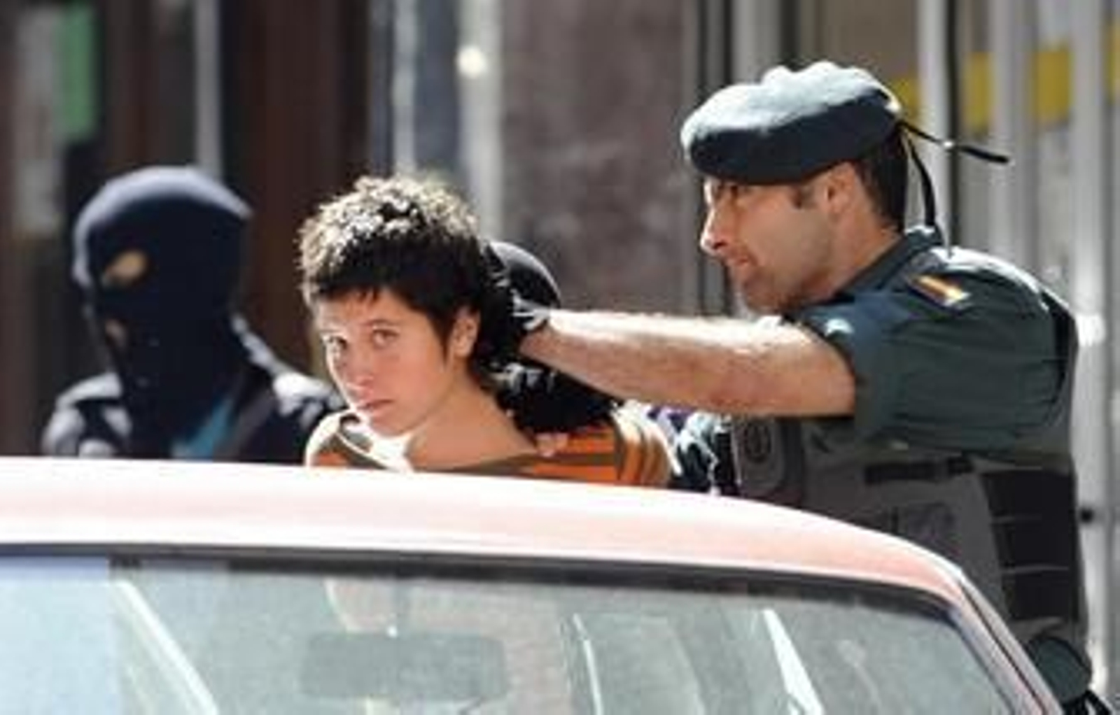 Una de las dos mujeres detenidas ayer en Bilbao en la operación antiterrorista.