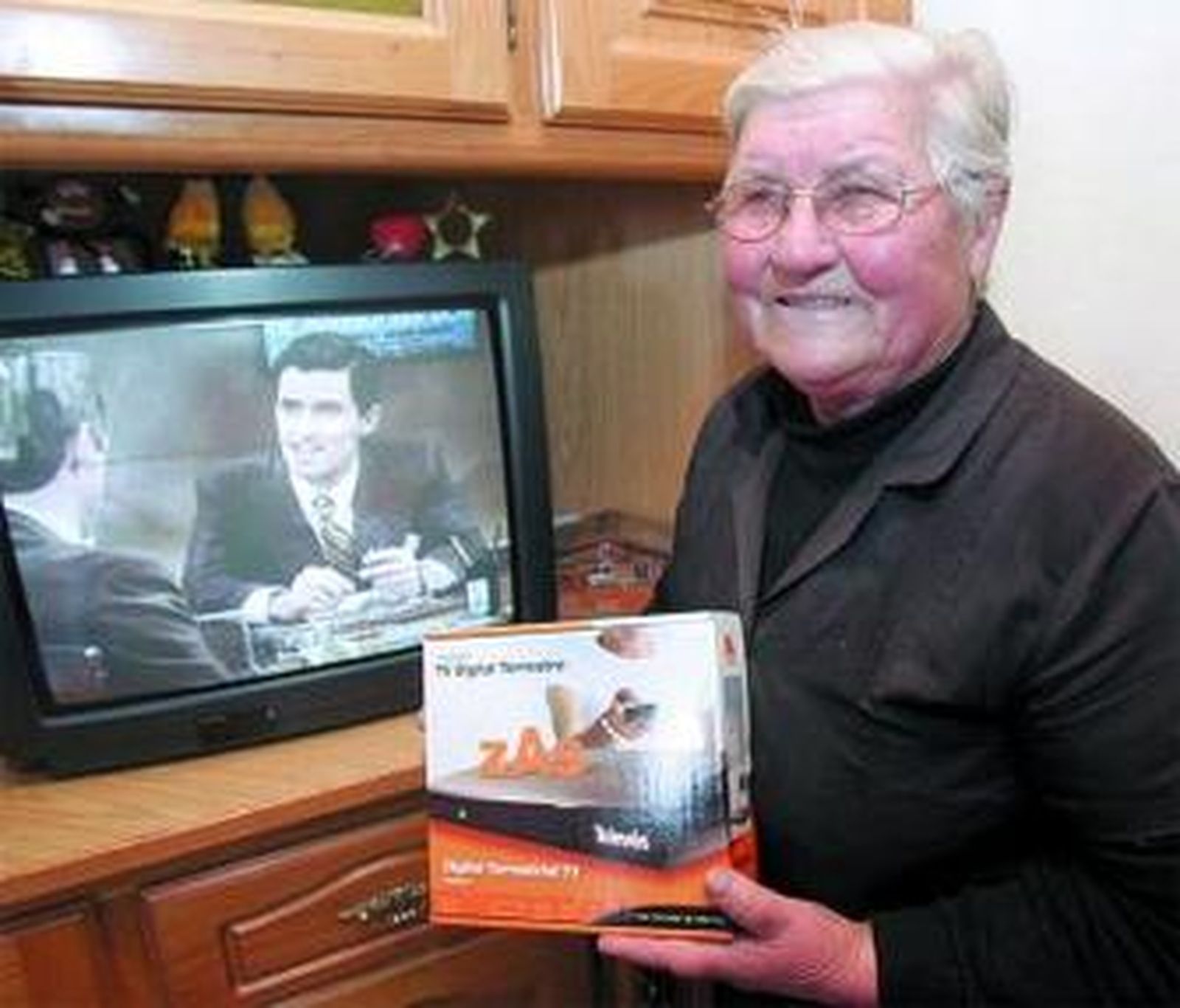 Una vecina de Lugo muestra el decodificador de TDT para la cita de hoy.