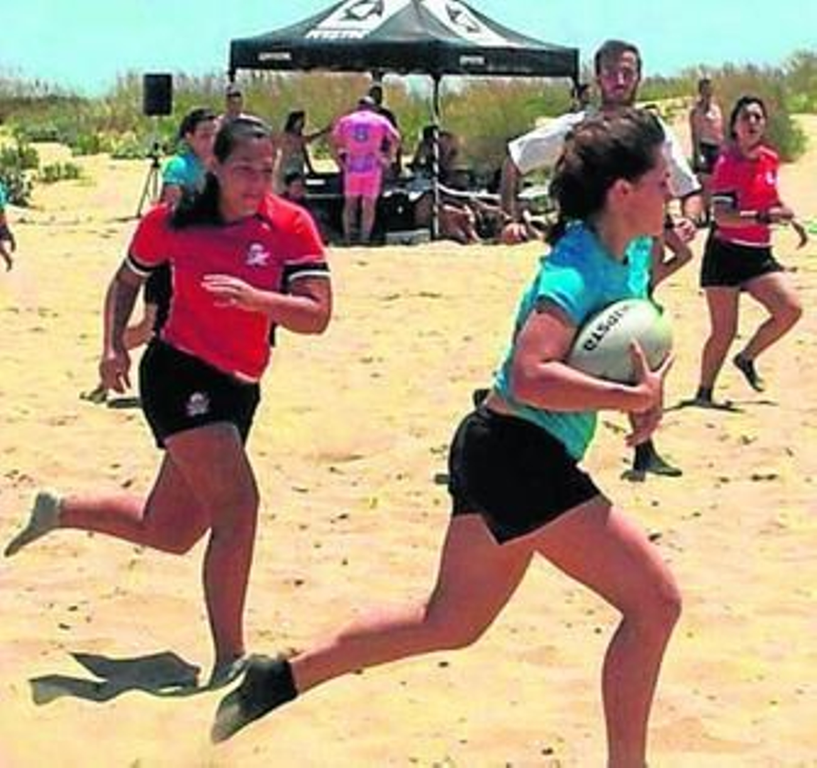 Torneo de rugby en la playa puntaumbrieña de La Canaleta.