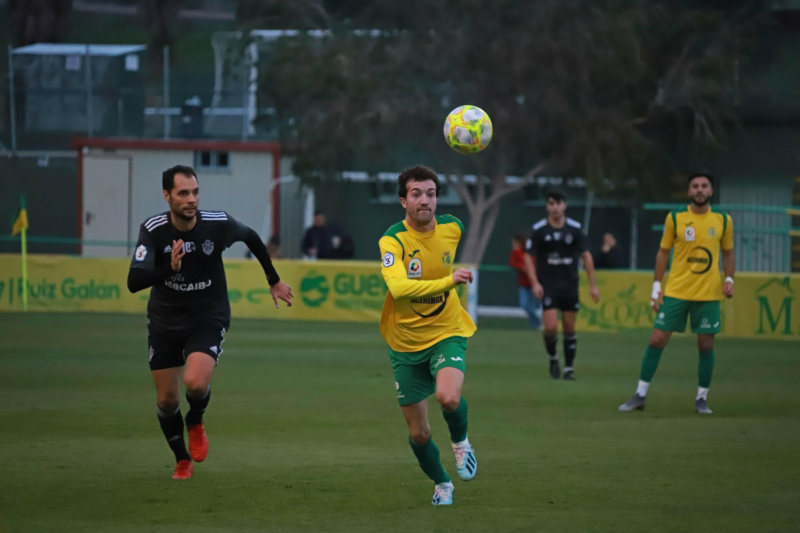 Legupín intenta alcanzar un balón.