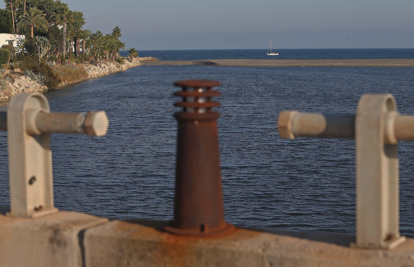 Fotos de la desembocadura del río Guadiaro taponada de nuevo