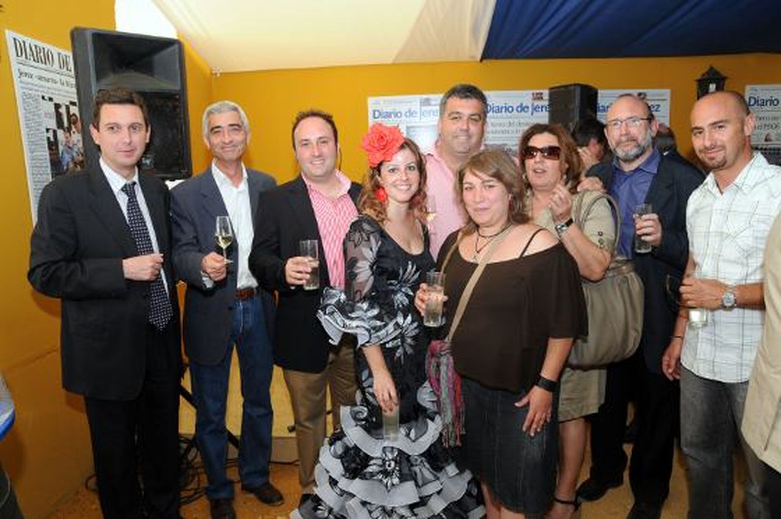 Miguel Berraquero, Joaquín del Valle, Francisco S.Múgica, de Diario de Jerez y su mujer, Aroa Lobo; Manolo Cárdenas, coordinador provincial de IU; Blanca Alcántara, delegada provincial de Educación; Maribel Troncoso, coordinadora local de IU; e Ignacio García, parlamentario del partido.

Foto: Manuel Aranda