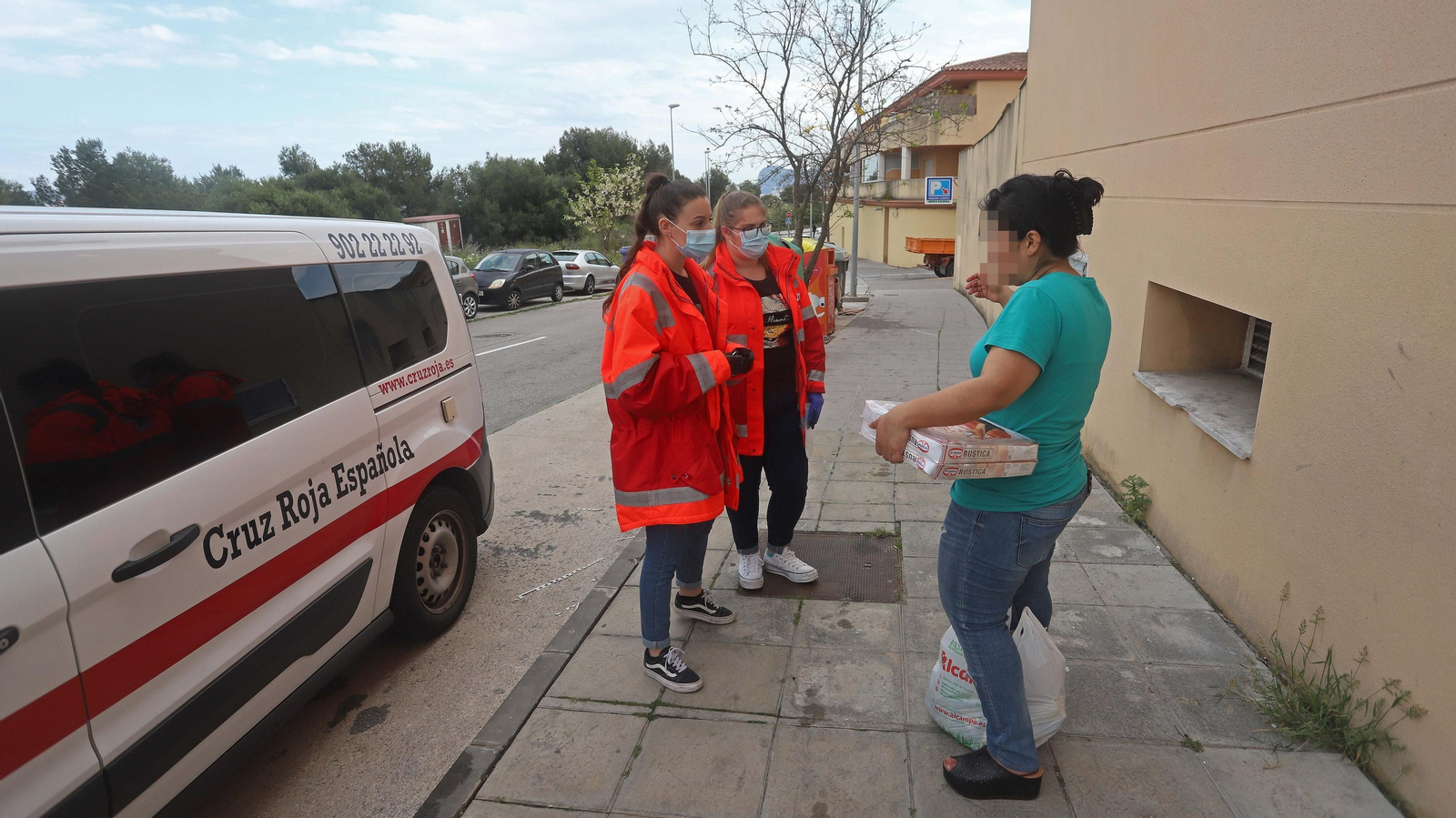 Reparto de kits alimenticios para familias de Cruz Roja