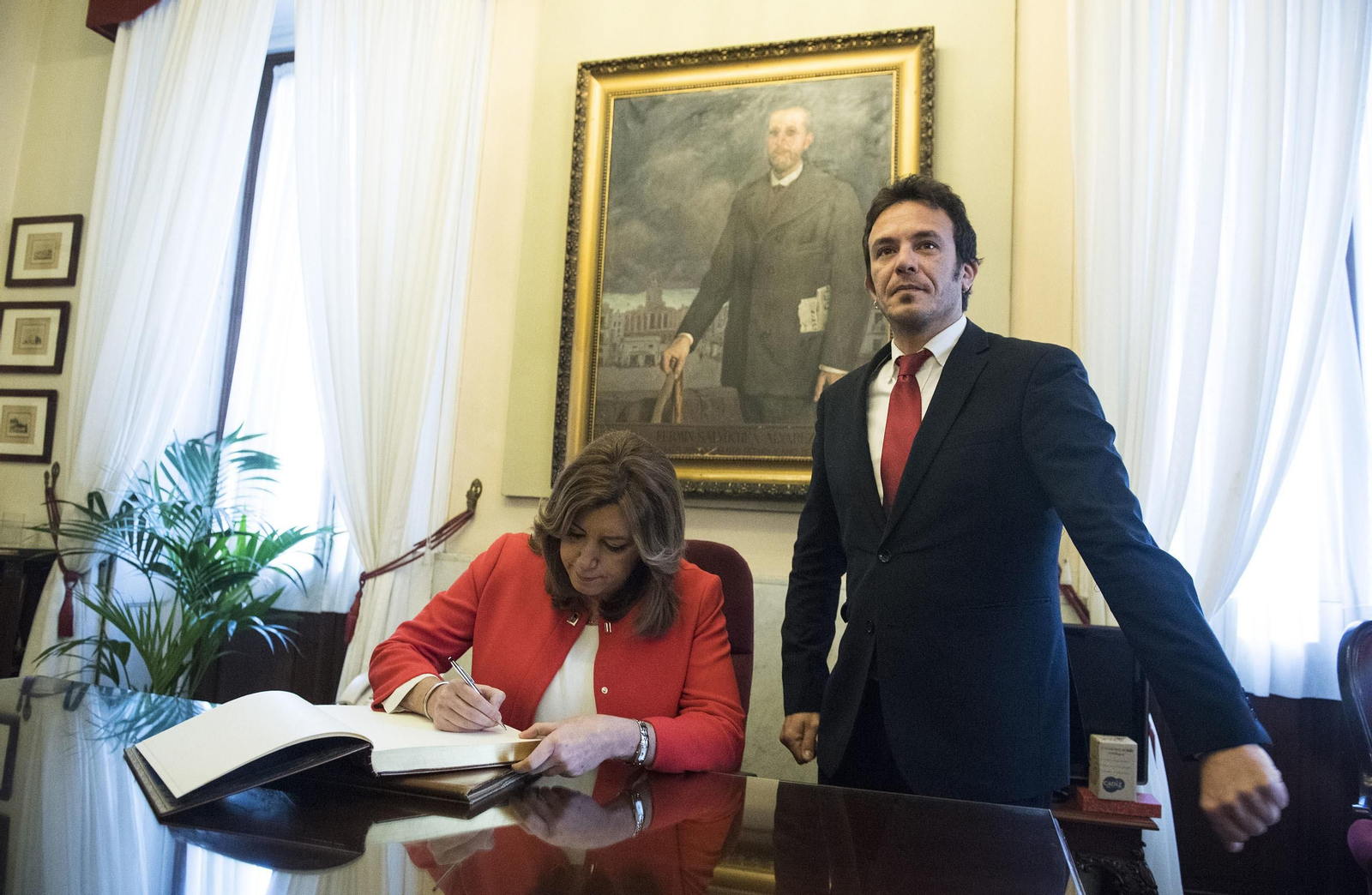 La visita de Susana Díaz al Ayuntamiento de Cádiz, en imágenes