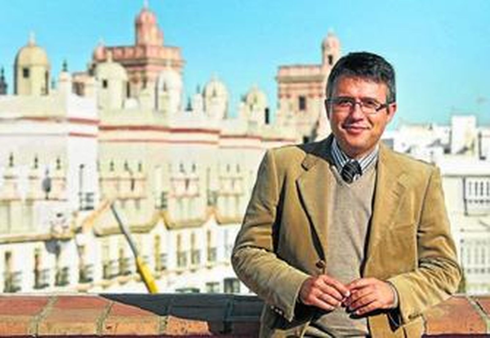 El vicepresidente tercero de Diputación, Alejandro Sánchez, posa en la azotea del edificio, en Cádiz, ayer.
