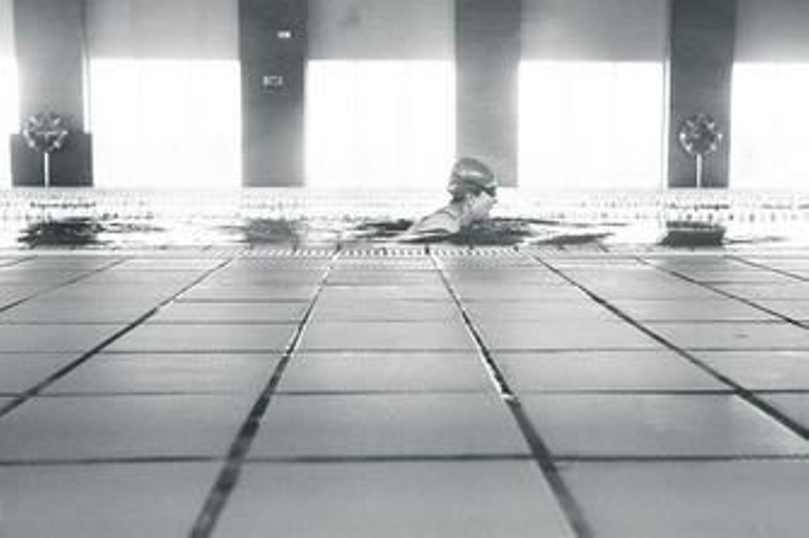 Una usuaria de las piscinas municipales practicando la natación en las instalaciones.