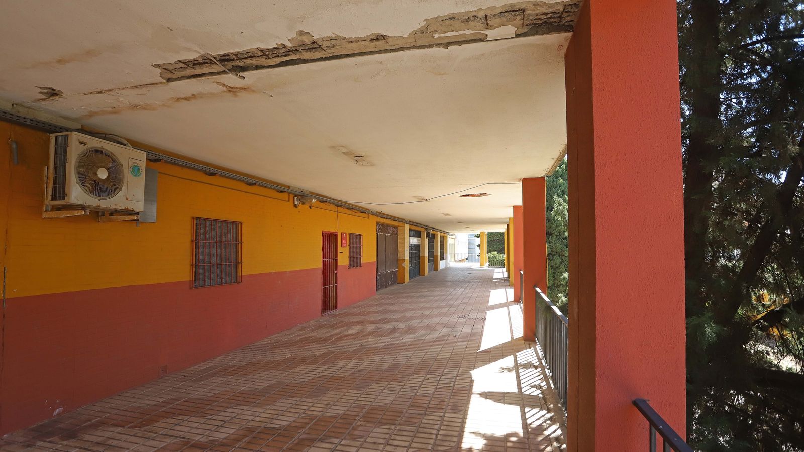 Galería de acceso al número 21 del centro cívico de La Reconquista, donde se ubicaría la peña taurina.