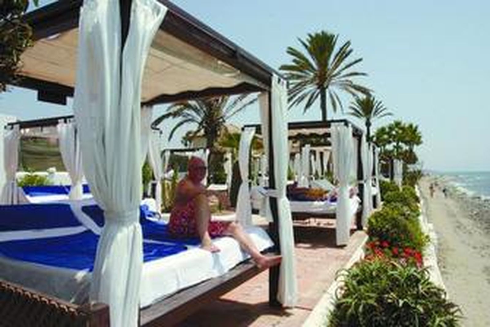 Un turista disfruta de las camas del hotel en su época dorada.