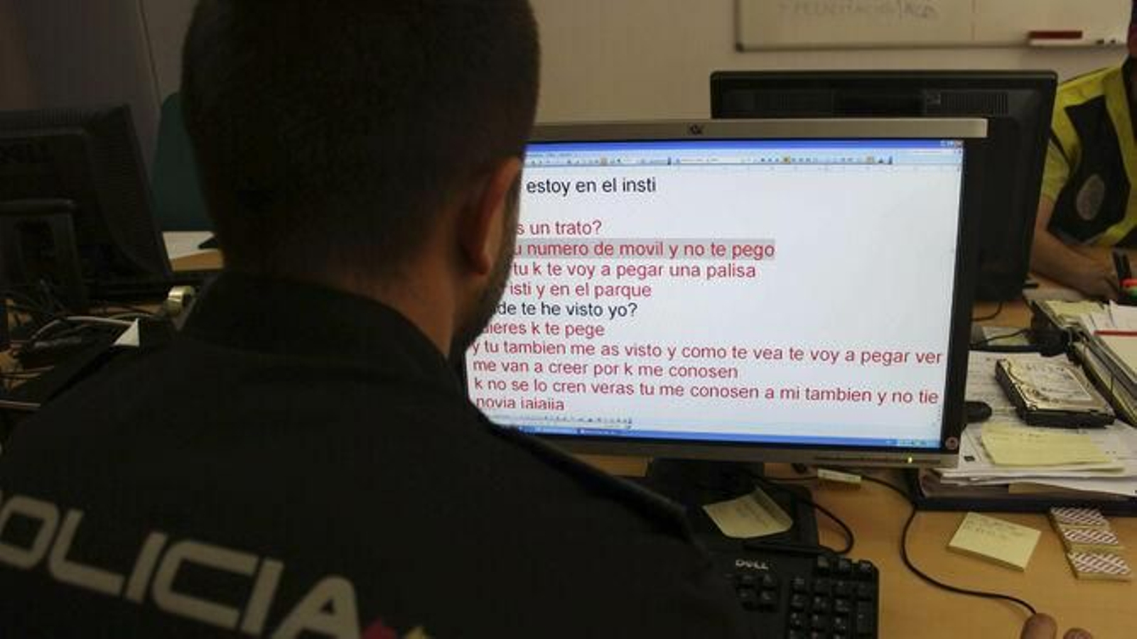 Un policía investiga delitos a través de la red