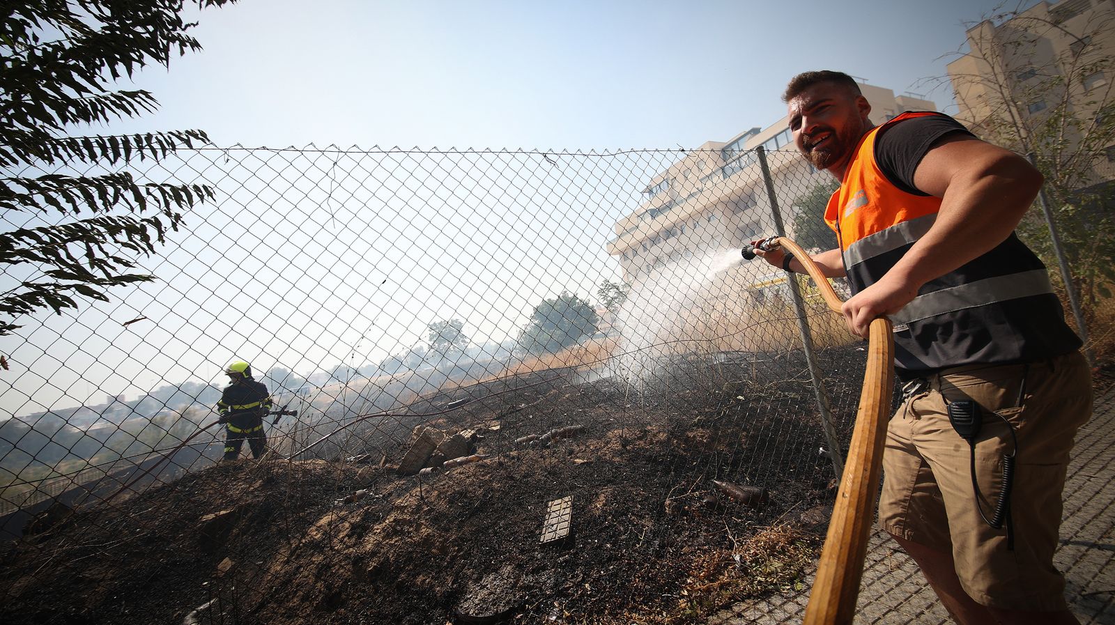 El fuego llega a las  casapuertas en Jerez