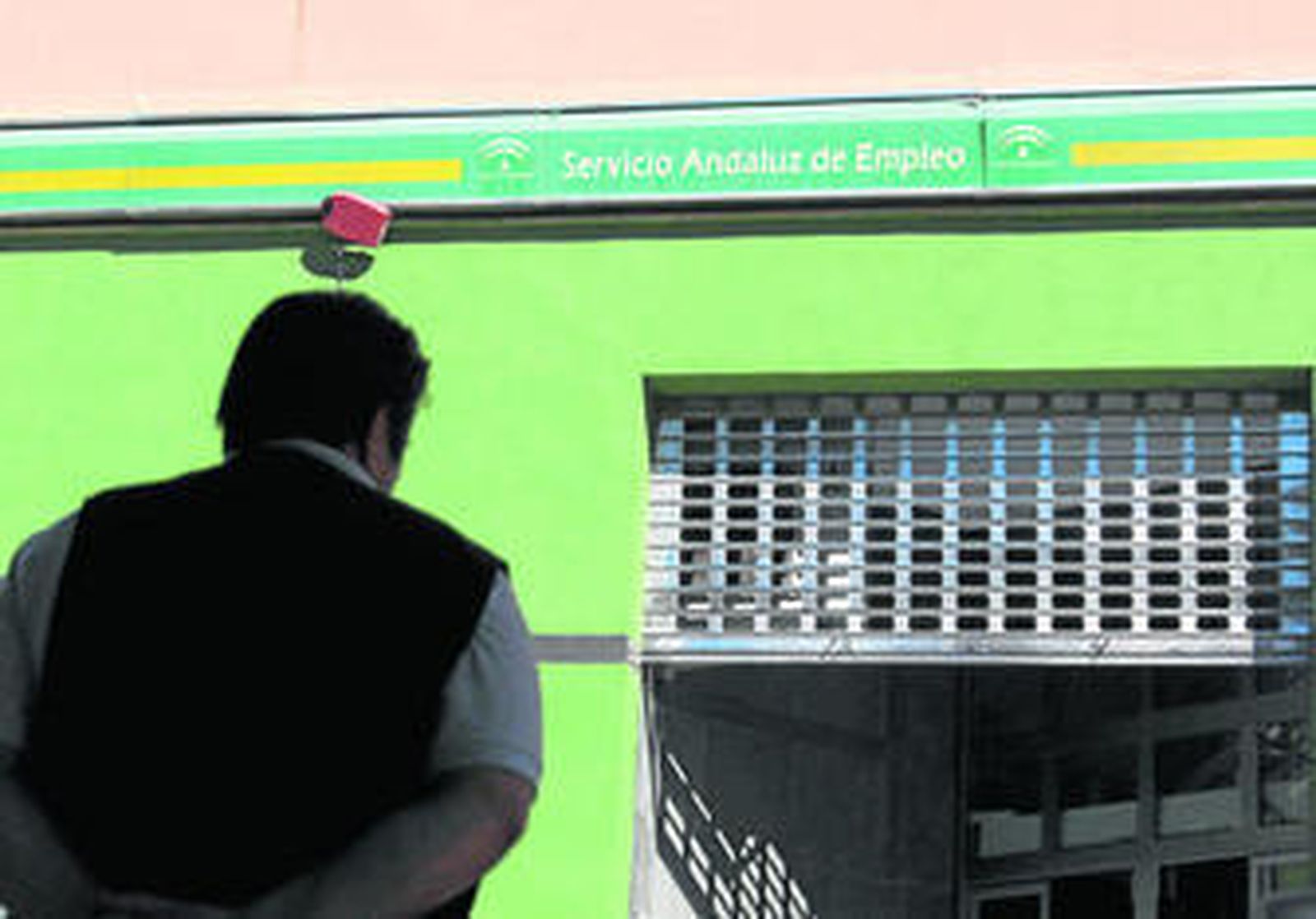 Imagen de archivo de un desempleado ante la puerta de una oficina del Servicio Andaluz de Empleo (SAE).