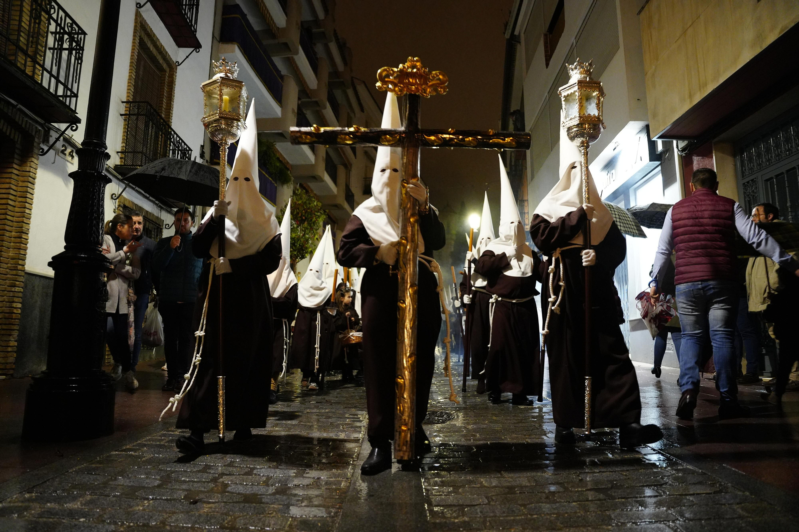 Lunes Santo en Lucena: La Pasión regresa a su templo a causa de la lluvia, en imágenes