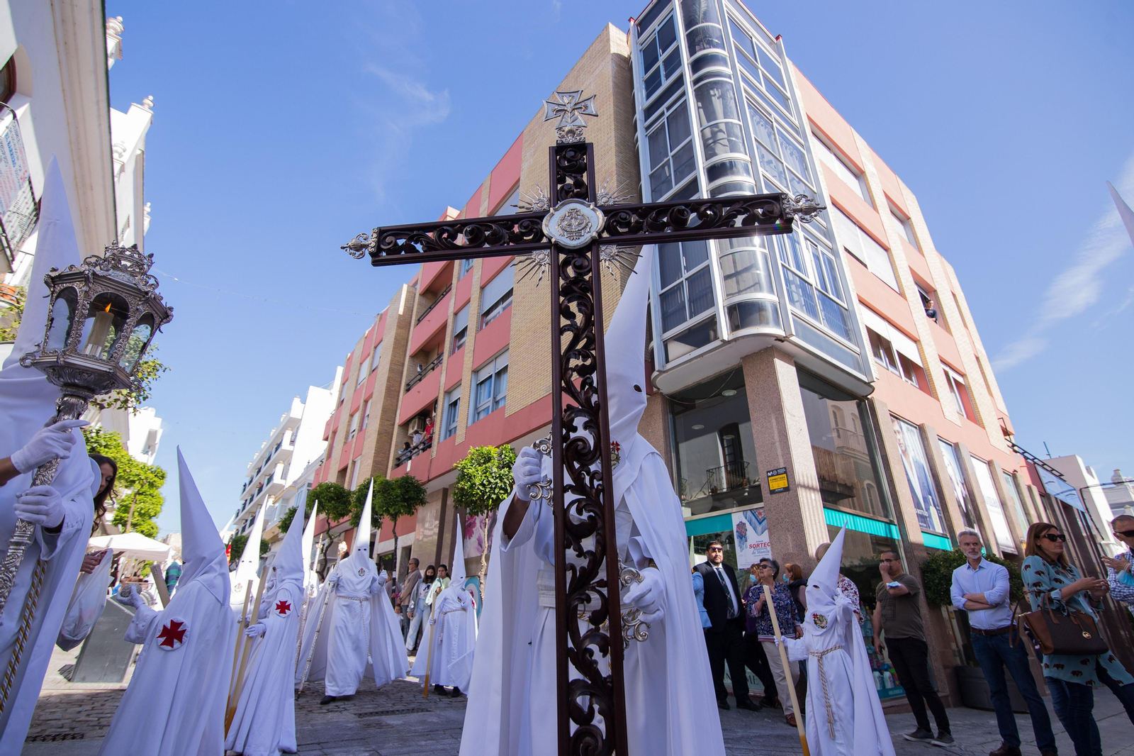Domingo de Pascua en San Fernando, las imágenes de la hermandad de la Resurrección