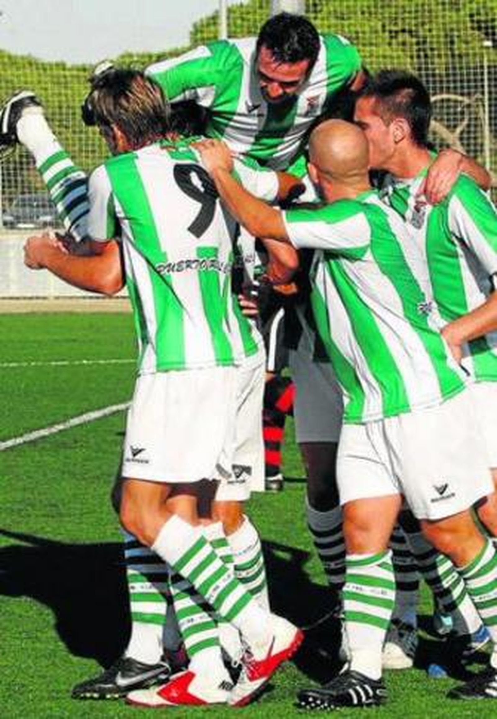 Los jugadores del Puerto Real celebran uno de sus goles.