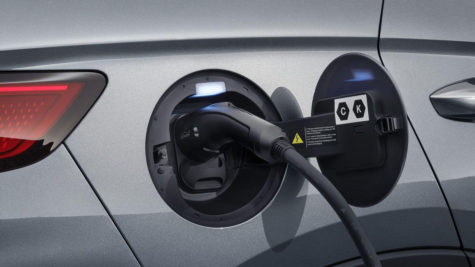 La diferencia de potencia admitida para la carga de la batería no es muy alta en corriente continua, pero permite aprovechar infraestructuras comerciales.